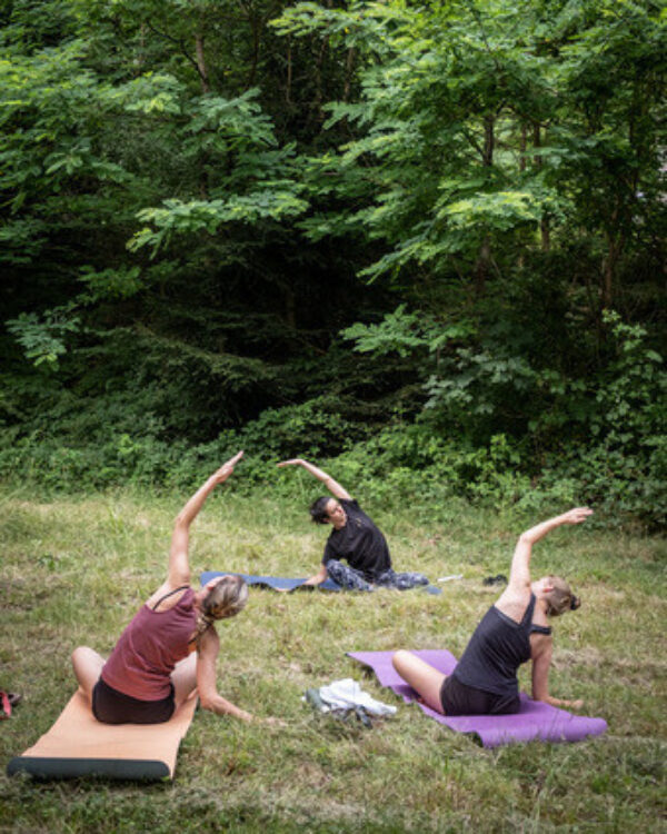 Activité Yoga dans la forêt à Foret de Janas camping Huttopia