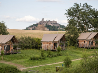 Le camping Huttopia de Cordes-sur-Ciel avec la vue la cité médiévale de Cordes-sur-Ciel.