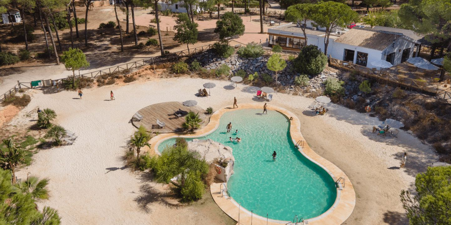 Piscine dans le camping Huttopia Parque de Doñana en Espagne.