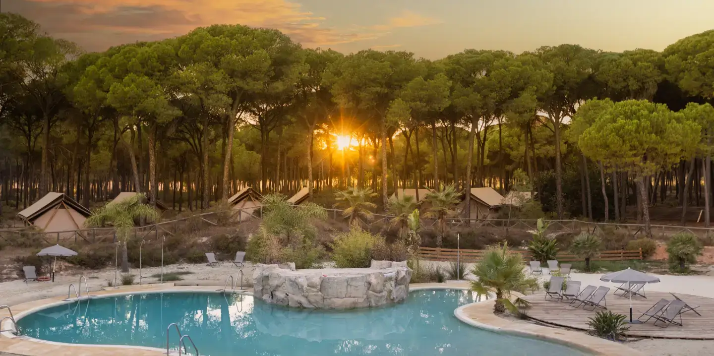 Coucher de soleil sur la piscine du camping Huttopia Parque de Doñana en Espagne.