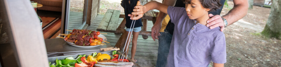 Préparer à manger dans son hébergement Huttopia camping.