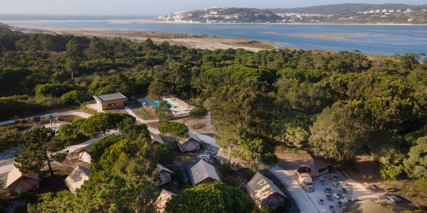 Vue aérienne du camping Huttopia d'Obidos