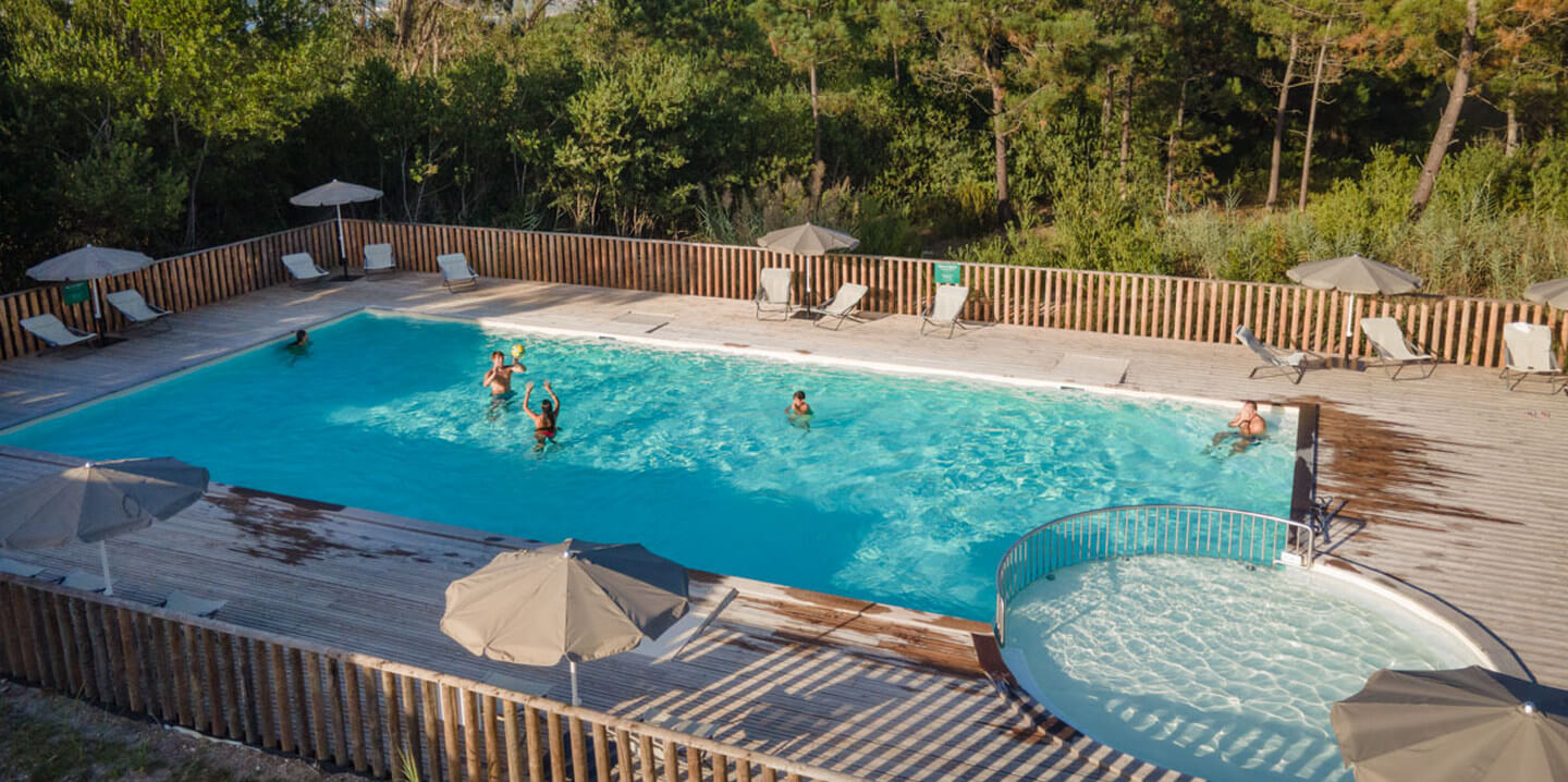 La piscine dans le camping Huttopia au Portugal