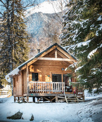 Chalet au camping Huttopia à Champagny en hiver.