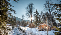 Chalet au camping Huttopia à Bozel en hiver.