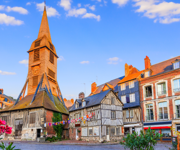 Place du village de Honfleur en Normandie