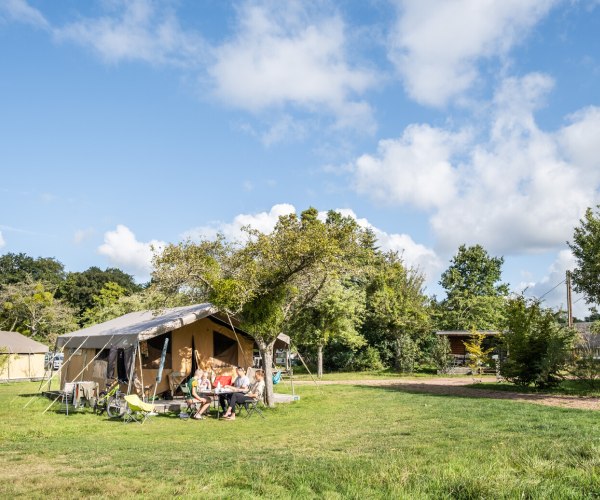 Tente aménagée du Camping Huttopia Calvados en Normandie