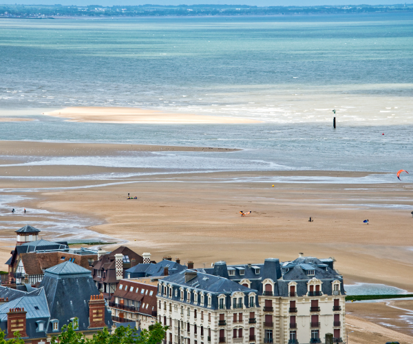 Vue aérienne de la Côte Fleurie en Normandie, maisons typiques sur la plage
