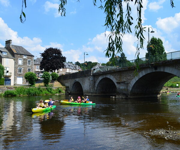 Canoë sur la rivière Orne à Pont-d'Ouilly dans le Calvados en Normandie