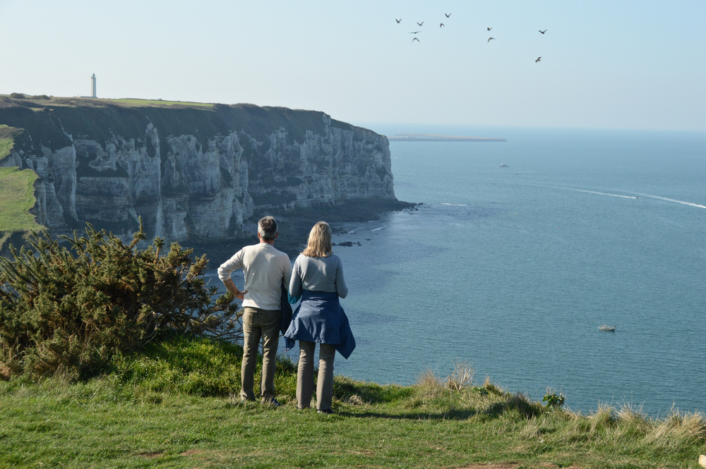 Couple admirant la vue sur l'océan depuis le haut des falaises de Normandie