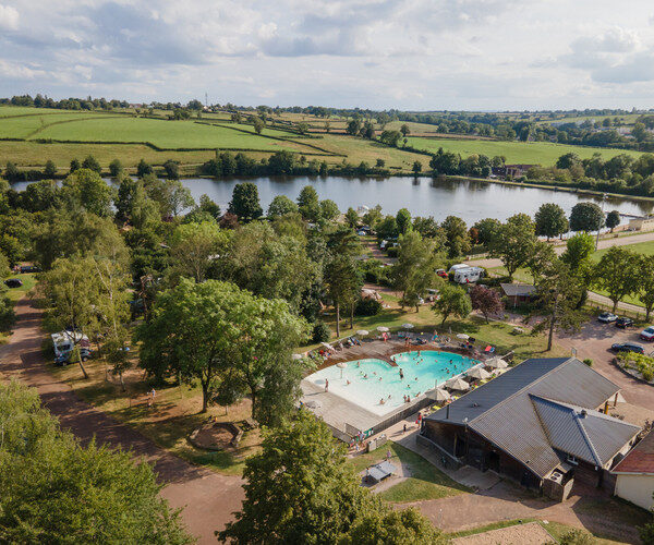 Vue aérienne du Camping Huttopia Etang de Fouché