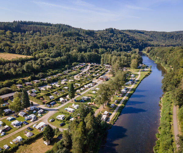 Vue aérienne du Camping Huttopia Vallée de la Semois